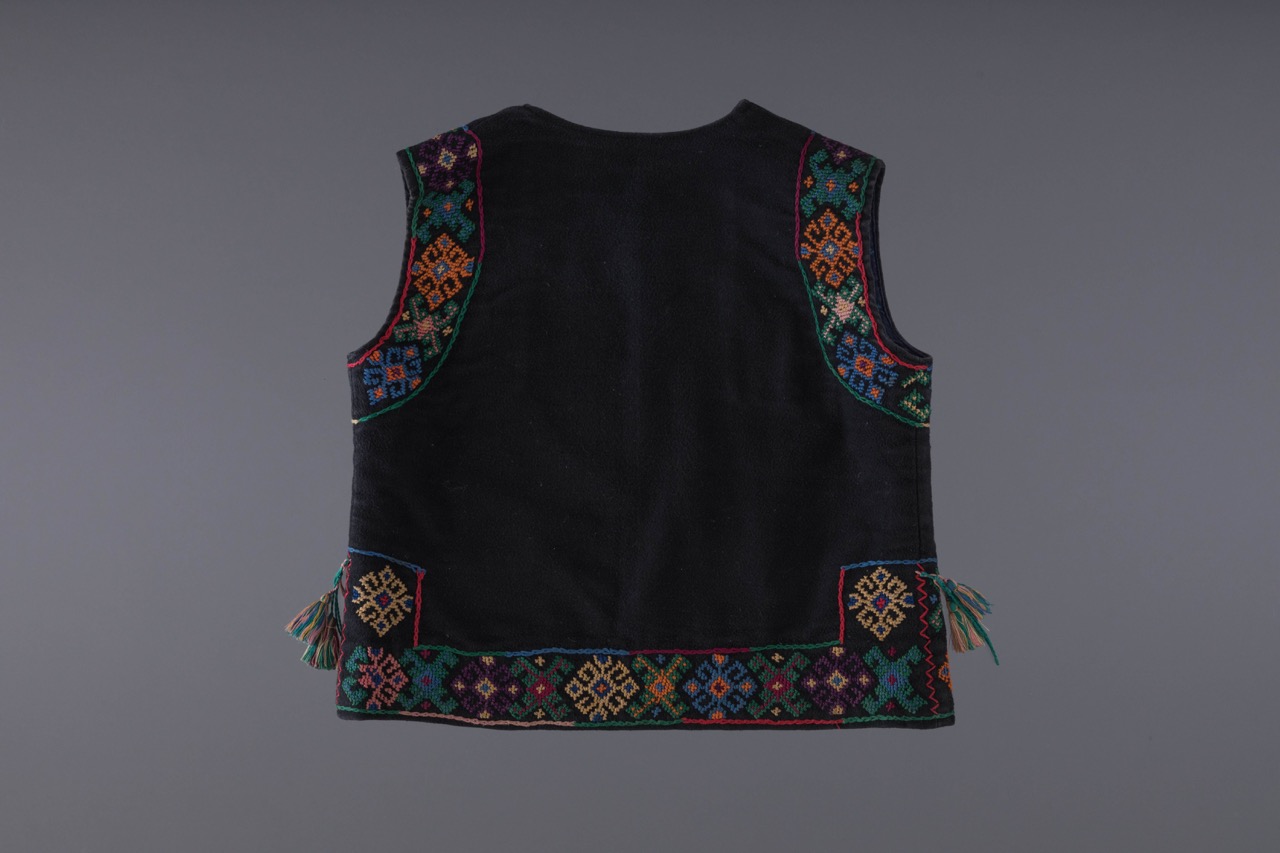 Дитяча вишита камізелька